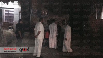 بالصور.. أهالي «السيفا» بطوخ ينتظرون وصول جثمان عبد الله كمال