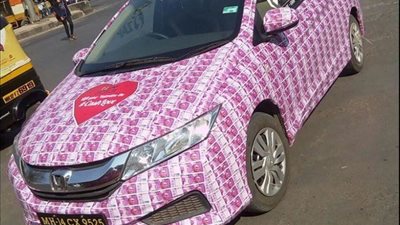 شاهد.. شاب يهدي صديقته سيارة مزينة بالنقود في عيد الحب