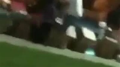 بالفيديو.. رد فعل أب اعتدت بائعة على ابنته بالضرب