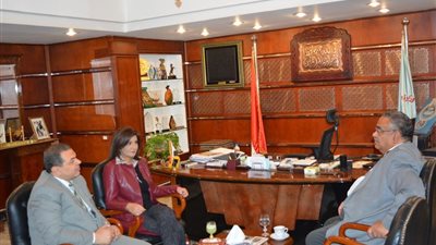 بالصور.. «سعفان» ونبيلة مكرم يضعان تصورا لتأمين المصريين بالخارج