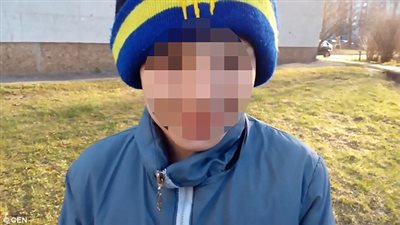 بالفيديو والصور.. طفل يتعلق بمبنى مرتفع يثير رعب مشاهديه