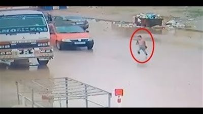 لحظة دهس سيارة مسرعة طفلة صغيرة (فيديو)