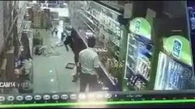 بالفيديو.. لحظة اعتداء شاب يمني على سعودي بالضرب المبرح