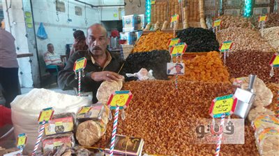 بالصور.. إقبال أهالي الإسكندرية على ياميش وفوانيس رمضان