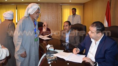 بالصور.. محافظ الفيوم: مساعدات مالية وأكشاك ووظائف لبعض الحالات