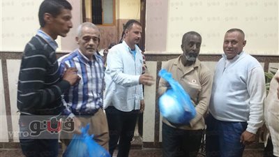 بالصور.. ضباط الإسكندرية يدفعون فرق سعر السكر للمواطنين