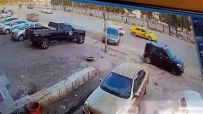 لحظة تصادم مروع بين 3 سيارات (فيديو)