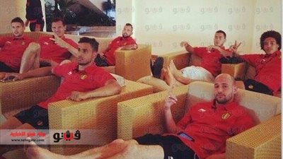 بالصورة.. لاعبو بلجيكا يتابعون مباراة إسبانيا وهولندا