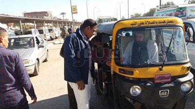 حملة على أصحاب التكاتك في مجمع مواقف دشنا في قنا (صور)