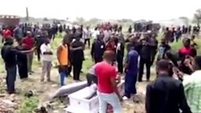 بالفيديو والصور.. شاهد ما فعله عمال الدفن بجثة رجل بسبب الأتعاب