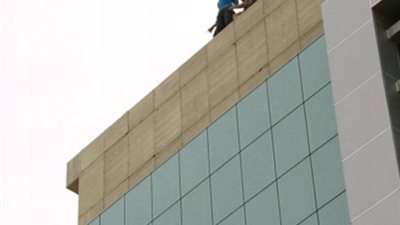 بالصور.. «داعش» يُلقي سجينا من أعلى مبنى لاتهامه بـ«اللواط»