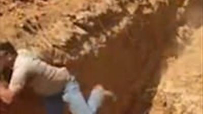 بالفيديو والصور.. لحظة سقوط عامل على وجهه في حفرة