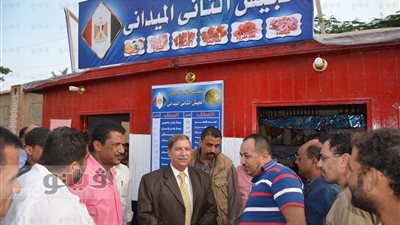 محافظ الإسماعيلية يتفقد منافذ جديدة لبيع السلع الأساسية