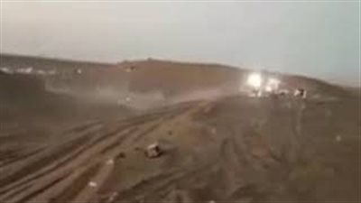 سيارة مسرعة تدهس مجموعة من الشباب (فيديو)