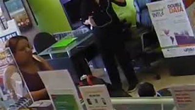 غباء حرامي يوقعه في شر أعماله (فيديو)