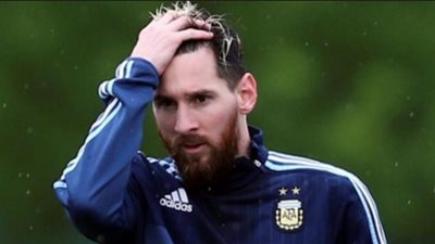 نشطاء يسخرون من تأجيل زيارة «ميسي» لمصر.. عادل: إنها لعنة الفراعنة.. عمرو: كان جه زي شكة الدبوس.. هاني: مكتئب.. ورضا: لاعيبتنا خسرت السوبر وراحت تتسوق في دبي.. وكريم: برشلونة السبب