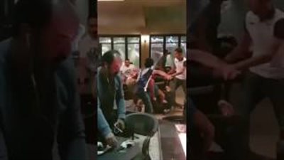 بالفيديو.. مشاجرة طاحنة بين شباب داخل مقهي بالكويت