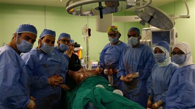 بالصور.. استئصال ورم يزن ١٣ كيلو جرام من مريض في أسوان