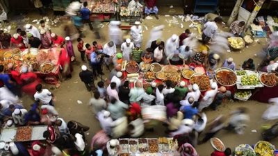 سوق في بنجلاديش يقيم موائد الرحمن للمتأخرين على الإفطار