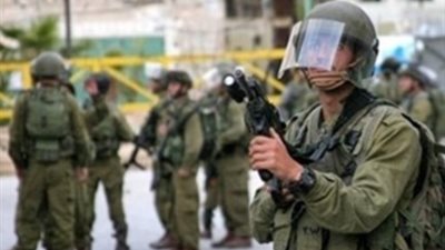 الاحتلال يعلن إحباط تهريب الآلاف من الملابس العسكرية لغزة