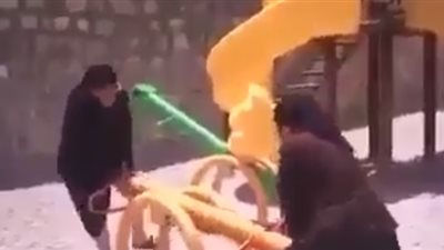 بالفيديو.. رد فعل غير متوقع لعجوز لحظة سقوط صديقاتها