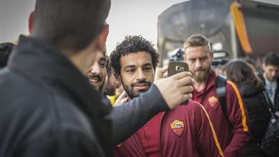 بالصور.. «صلاح» يصل إسبانيا مع «روما» لمواجهة فياريال