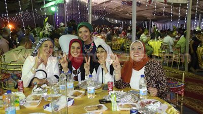 بالفيديو والصور.. «الوزير» يشارك عمال ميناء شرق بورسعيد الإفطار