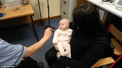 رد فعل طفلة تسمع صوت والدتها لأول مرة (فيديو وصور)