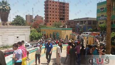 بالفيديو.. تجمع المئات من أهالي ضحايا «أتوبيس المنيا» أمام مستشفى مغاغة