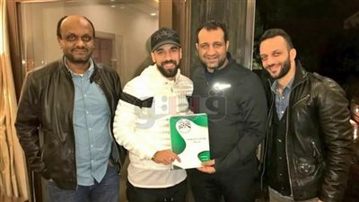 مرتضى منصور يعرض صور توقيع عبد الله السعيد للزمالك