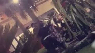 بالفيديو.. لحظة اعتداء رجال أمن مطعم مشهور على امرأة بالضرب