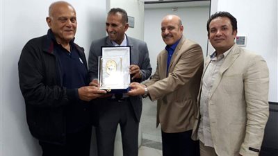 رئيس جامعة أسوان يزور مؤسسة مجدي يعقوب