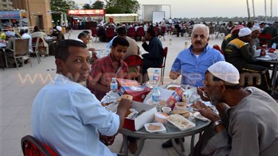 بالصور.. محافظ الأقصر يشارك في حفل إفطار عمال النظافة