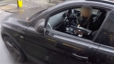 بالفيديو.. امرأة تستخدم «لاب توب» خلال قيادة سيارتها