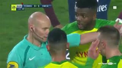 إيقاف حكم باريس سان جيرمان ونانت بعد محاولة عرقلة المدافع