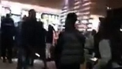 بالفيديو والصور.. رجل يهدد رواد ماكدونالدز بالسكين