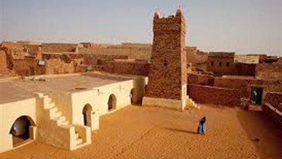 مسجد شنقيط بموريتانيا يجمع المصلين على أرض من الحصى في رمضان