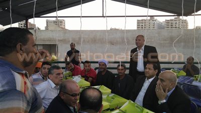 بالصور.. محافظ الغربية يشارك في الإفطار الجماعي لعمال النظافة