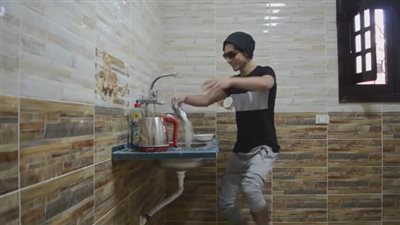 بالفيديو.. شباب ينظفون شقتهم على أنغام مزمار عبد السلام