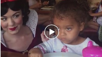 بالفيديو.. أغرب رد فعل لطفلة تفضل الطعام على سنووايت