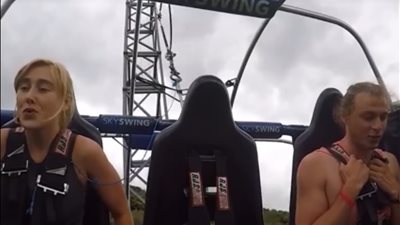 رد فعل شاب يركب لعبة خطيرة بالملاهي مع حبيبته (فيديو)