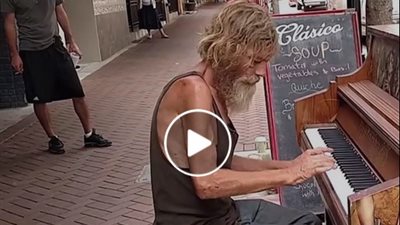 غرباء يغيرون حياة مشرد 180 درجة بآلاف التبرعات (فيديو)