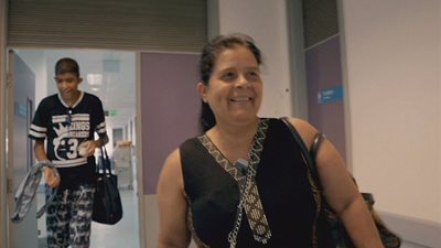 بالصور.. أطول طفل في العالم يتخطى المترين