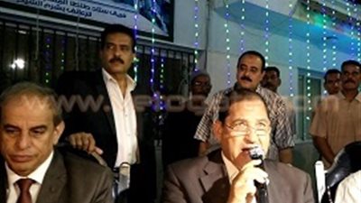 بالصور.. محافظ الغربية يصرف مكافأة «150 جنيها» لعمال النظافة