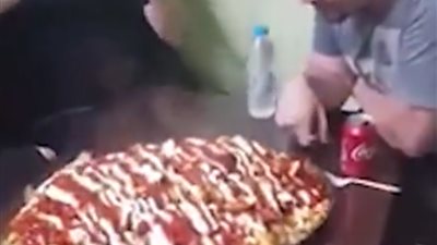 مطعم يتحدى رواده بأكبر وجبة بطاطس ولحوم (فيديو)