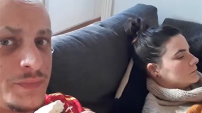 رد فعل امرأة لقنها زوجها درسا قاسيا أثناء لعبها في هاتفها (فيديو)