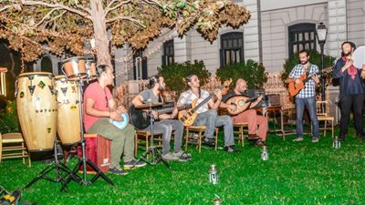 بالصور.. السفير البريطاني يقيم مأدبة إفطار ويغرد: «العيلة الكبيرة»