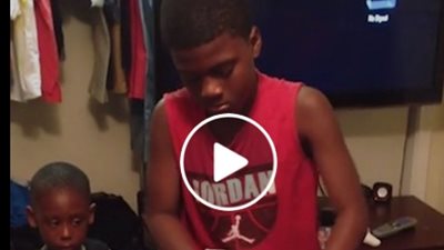 بالفيديو.. رد فعل صبي خدعته عائلته بهدية مزيفة في عيد ميلاده