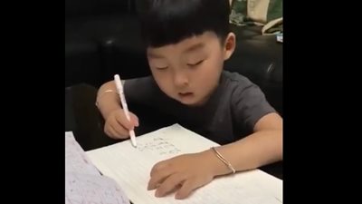 رد فعل طفل نام أثناء مذاكرة دروسه (فيديو)