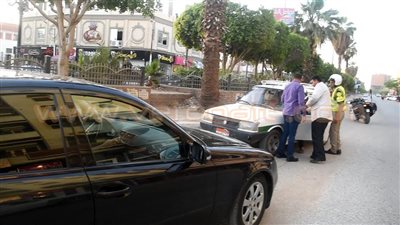 محافظ الفيوم يضبط سائق «تاكسي» يسير عكس الاتجاه